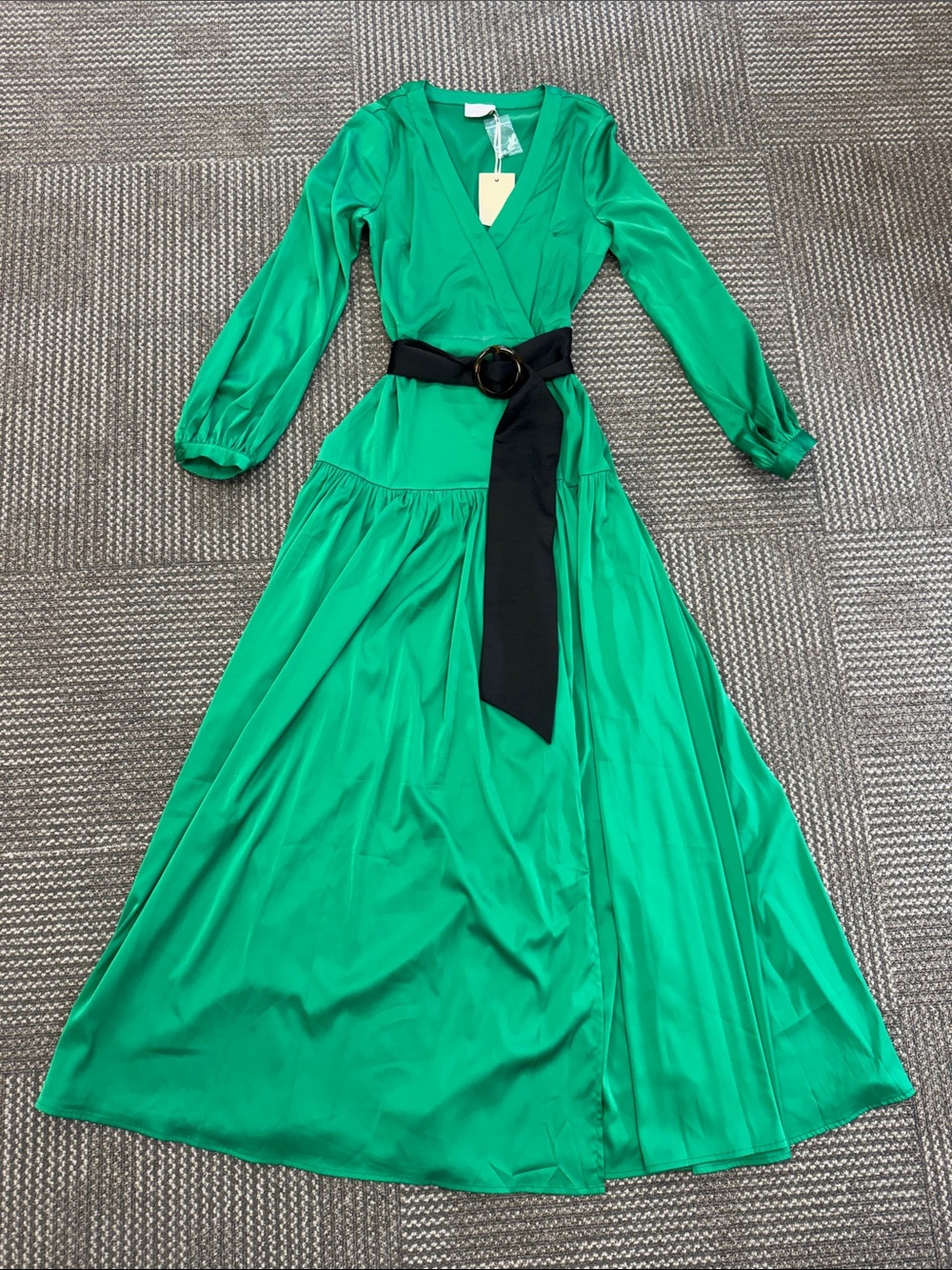 NWT Champagne & Strawberry Emerald Green Satin Wrap Belted Maxi Dress, size M